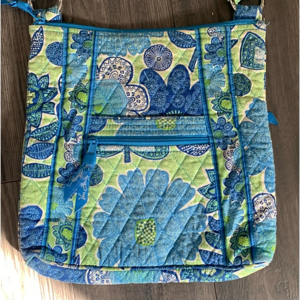 VERA BRADLEY shoulder bag in excellent condition. Lots of pockets - Picture 2 of 7